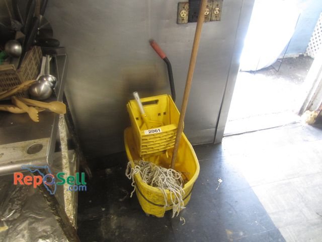 Lot 31-2061 - Mop Bucket w/Mop: Rubbermaid