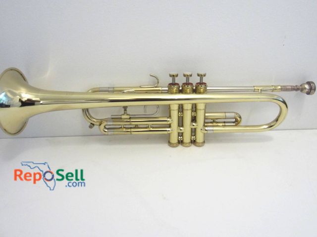 Lot 31-9059 - Getzen 300 Series Trumpet In Brass Finish With Original Case And Two Mutes Included.