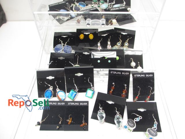 Lot 31-6011 - (25+) Earrings with Plexi display case - some gem stones