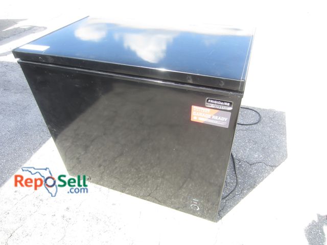 Lot 31-7089 - Fridgidaire 7 cu. ft. 110V Chest Style Freezer, #FGFRF7009-B, 35.5x32x32" - Powers On/Freezes