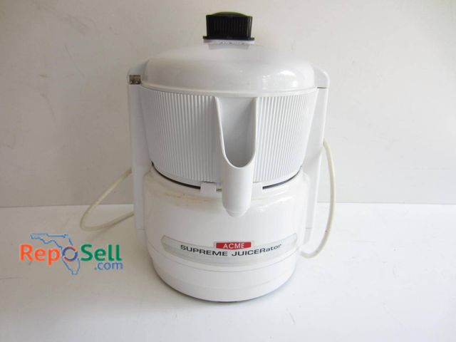 Lot 31-9165 - Acme Supreme Juicerator electric juicer (Powered on)