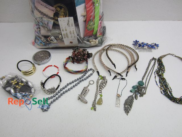 Lot 31-4056 - 10lbs Costume Jewelry - Some For Repair, Arts And Crafts, Most To Wear