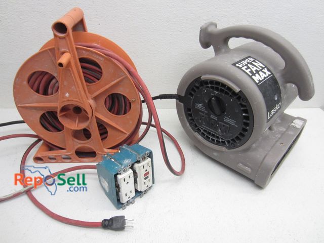 Lot 31-9252 - Super Max Blower (Power On) And Extension Cord/Reel -
