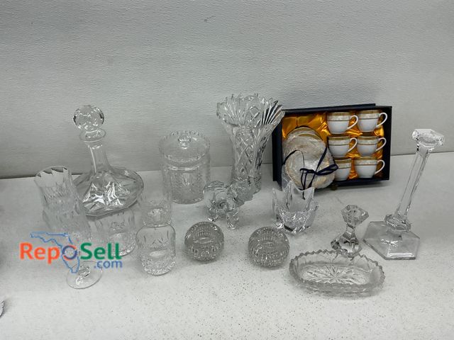 Lot 31-1407 - An assorted collection of crystal glassware, featuring decanters, glasses, vases, bowls, and decorat...