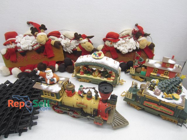 Lot 31-9192 - Lot of Holiday Trains and Tracks