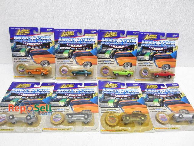 Lot 31-9392 - (8) Johnny Lightning in Packaging