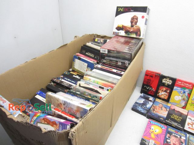 Lot 31-9461 - Large Lot of VHS Tapes: Home Alone, 007, Star Wars, etc.