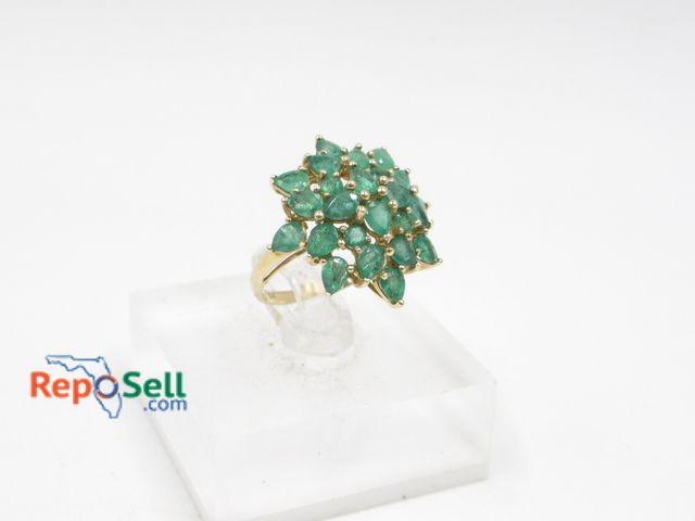 Lot 31-7000 - 10K Yellow Gold Emerald Ring size 7, 3.15gt with box.