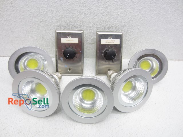 Lot 31-5561 - (5) LED Lights &amp; (2) Controls #AT35