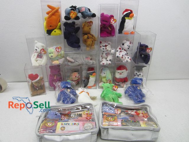 Lot 31-2379 - TY Beanie Baby Collection - Many in Cases &amp; w/Tags