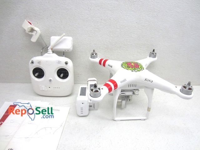 Lot 31-6332 - DJI Phantom 2 Drone With Remote And (2) Batteries - For Parts/Repair