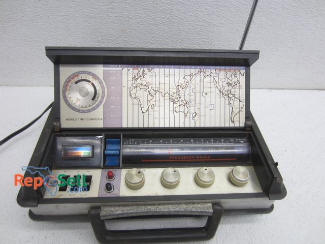 Lot 31-6242 - Vintage Sears 5-Band Solid State Radio - Powers On