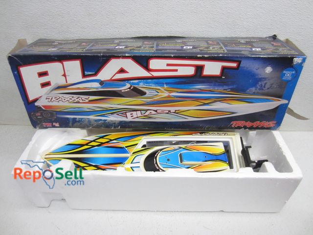Lot 31-9219 - Traxxas Blast RC speed boat for parts or repair in box (no controller)
