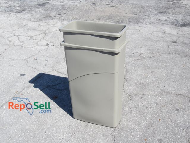 Lot 31-6251 - (2) Rubbermaid 3540 Trash Cans 23gal