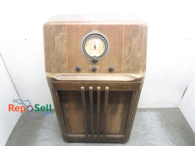 Lot 31-5528 - Philco Console Radio #3804, 26x16x42"H