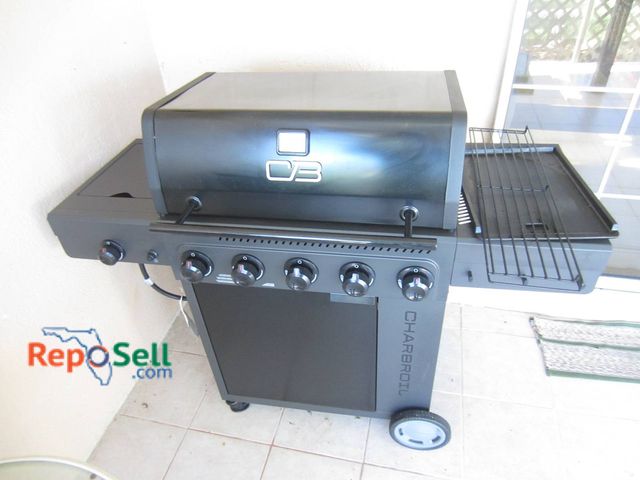 Lot 31-8604 - Char-Broil 463218225 Propane Gas Grill With Side Burner, Cover, And Tank