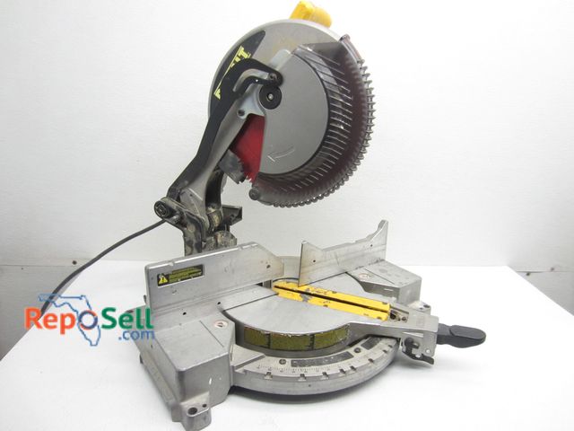 Lot 31-9067 - DeWalt DW715 12" Miter Saw, Powers On