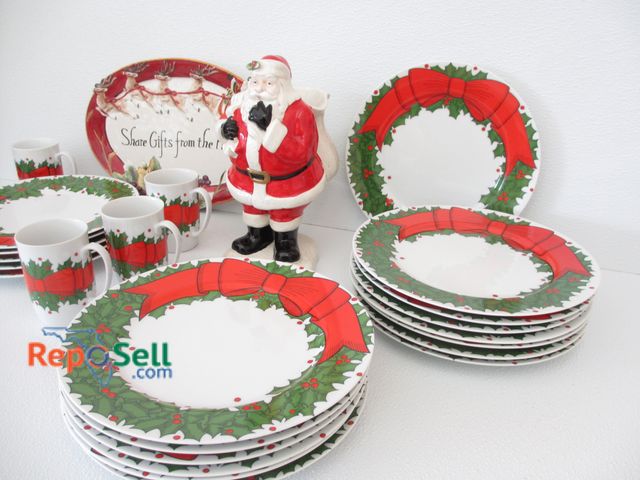 Lot 31-1448 - Lot Of Fitz And Flyod Holiday Plates (19), (16) Mugs And Decor, Holly Wreath: Santa 11" Made In Japa...