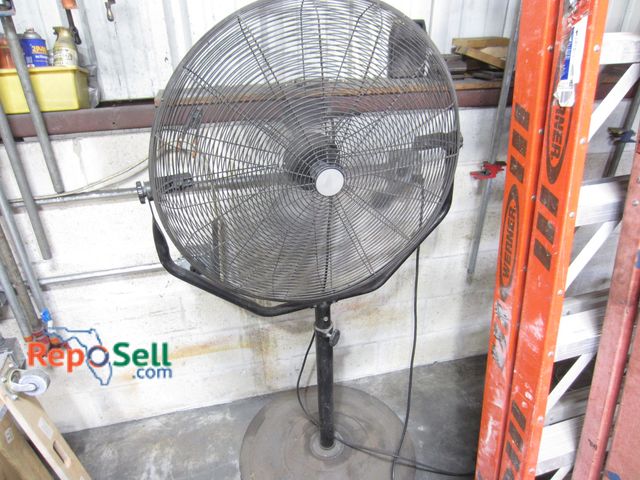 Lot 31-8003 - Pedestal 31"W Fan Powers On