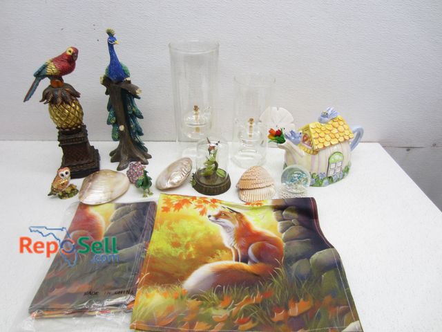 Lot 31-5173 - Estate Decor Lot: Oil Lamps, Birds, Ceramics, etc.