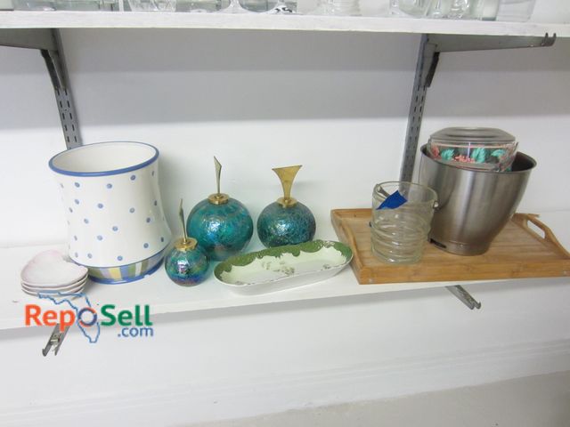 Lot 31-2576 - Lot of household decor: Ice bucket, vases etc