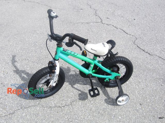 Lot 31-1068 - Royal Rider Kids Bike w/Training Wheels - Tires Need Air