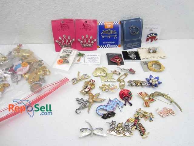 Lot 31-5334 - (60+) Collection of Brooches
