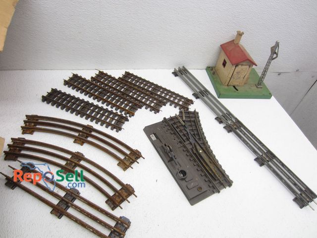 Lot 31-6125 - Large Lot of Train Tracks &amp; Automatic Gate Man