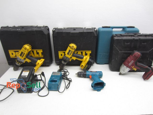 Lot 31-5186 - (4) Cordless Drills with Case (untested) - Dewalt, Makita, Chicago