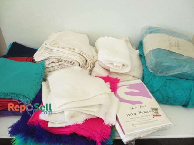 Lot 31-3009 - Large Lot of Linens, Table Covers, Placemats, etc.
