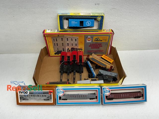 Lot 31-1409 - Collection includes boxed and loose HO scale model train items and accessories: Tyco 'Virginian' hop...