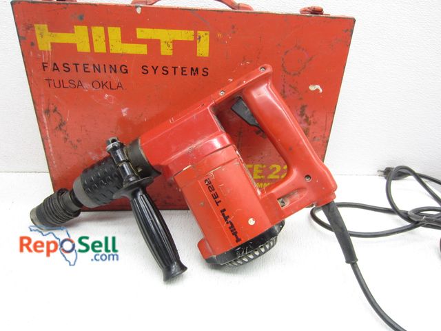 Lot 31-6188 - Hilti Electric Rotary Hammer Drill TE 22 With Bits And Case - Power On