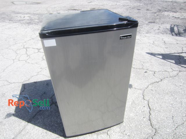 Lot 31-7078 - Magic Chef Mini Fridge #HMBR350SE1, 18x20x33"H - Powers On (Freezer 10 Deg./Fridge 13 Deg.)