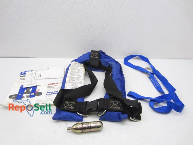 Lot 31-8576 - West Marine Inflatable PFD/Harness Combo, 38gram O2-Filled, Safety Line