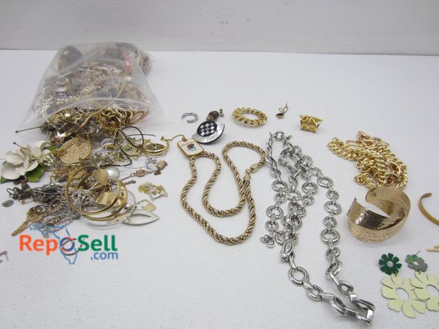 Lot 31-9189 - 7.7lbs Costume Jewelry