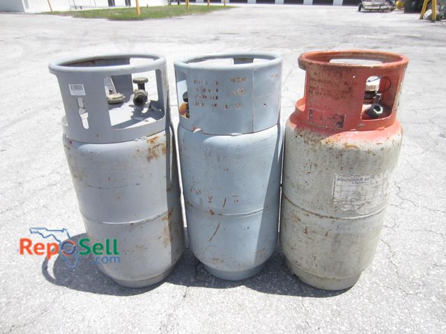 Lot 31-1075 - (3) Propane Tanks for Forklift