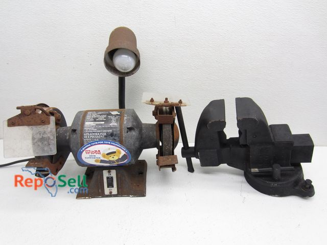 Lot 31-7487 - Table Vice &amp; Bench Grinder w/Light - Both Power On