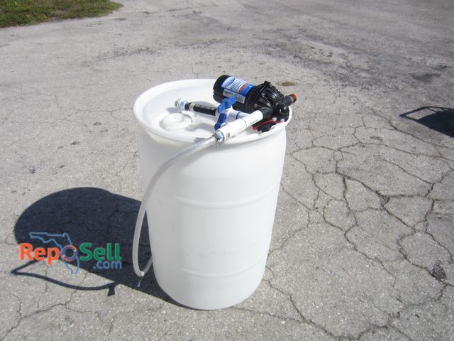 Lot 31-7578 - Everflo #EF5500 Box 5.5gpm 12V Diaphragm Pump, 1/2 FNPT Connection, New Holding Tank - 33"H Total