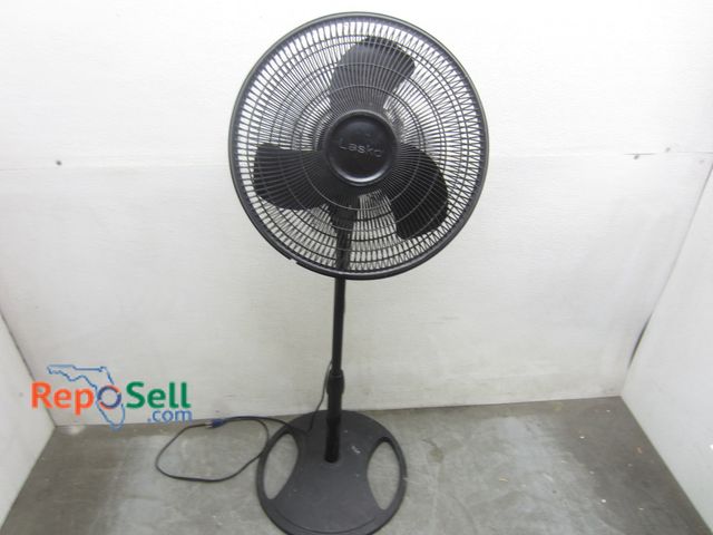 Lot 31-7123 - Black Lasko Floor Fan - Powers On