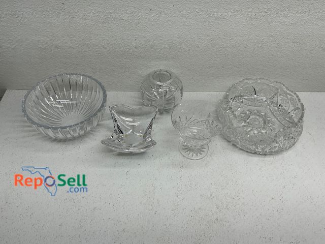 Lot 31-1403 - Set comprises five clear glass pieces in various designs, including a ribbed round bowl, a floral-pa...