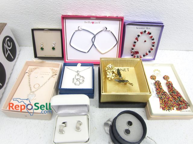 Lot 31-7307 - (21) Pieces Of Jewelry In Box: Earrings, Necklaces etc