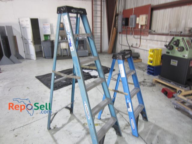 Lot 31-8042 - (2) Werner Fiberglass Ladder 6' &amp; 4'