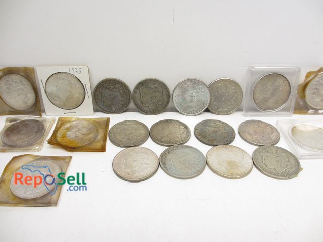 Lot 31-7032 - (20) Silver One Dollar Coins: (17) Morgan's 1880-1921 and (3) Peace