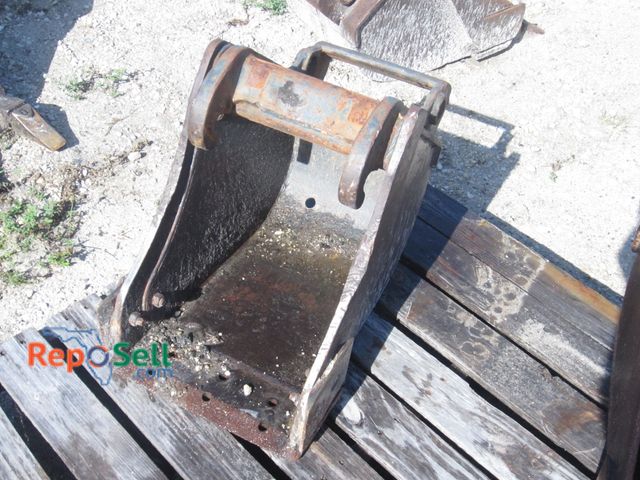 Lot 31-1002 - 12" Bobcat Bucket quick attachment no teeth