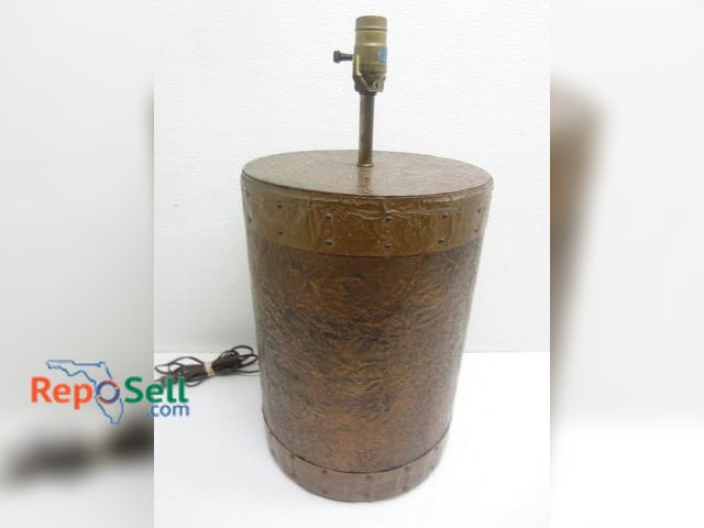 Lot 31-5051 - Hammered Copper Table Lamp - Powers On