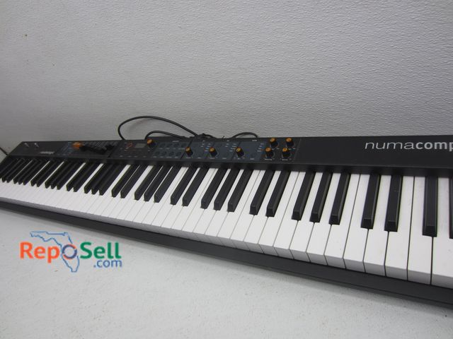 Lot 31-4209 - Studio Logic "numacompact2x" Keyboard - Powers On