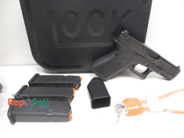 Lot 31-6262 - Glock 19 Gen 5 9mm Pistol, 4" Barrel, (3) 15rd Mags, Hard Case - Serial BXVE7xx
