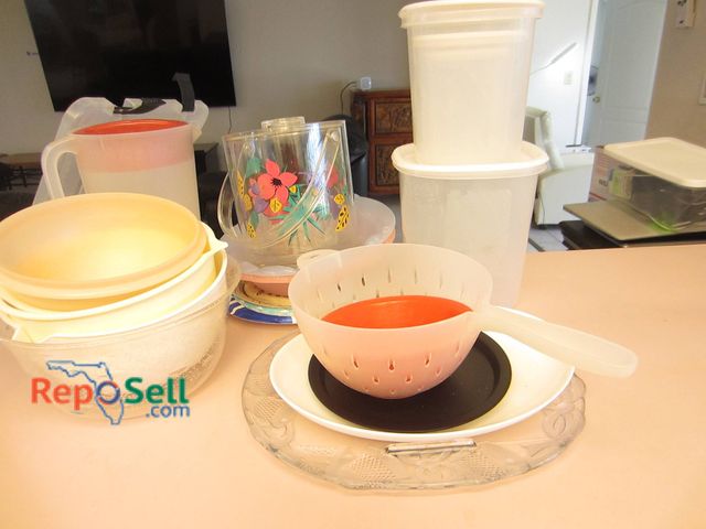Lot 31-8565 - Plastic Kitchenware Bowls, Pitcher, Containers, And Plates