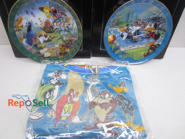 Lot 31-9349 - (2) Looney Tunes Collectible Plates &amp; T-Shirt