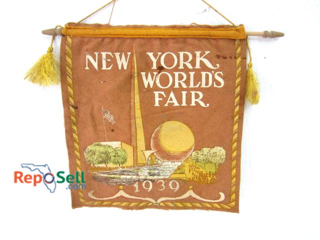 Lot 31-1013 - 1939 World's Fair Felt Pennant - 9x9"